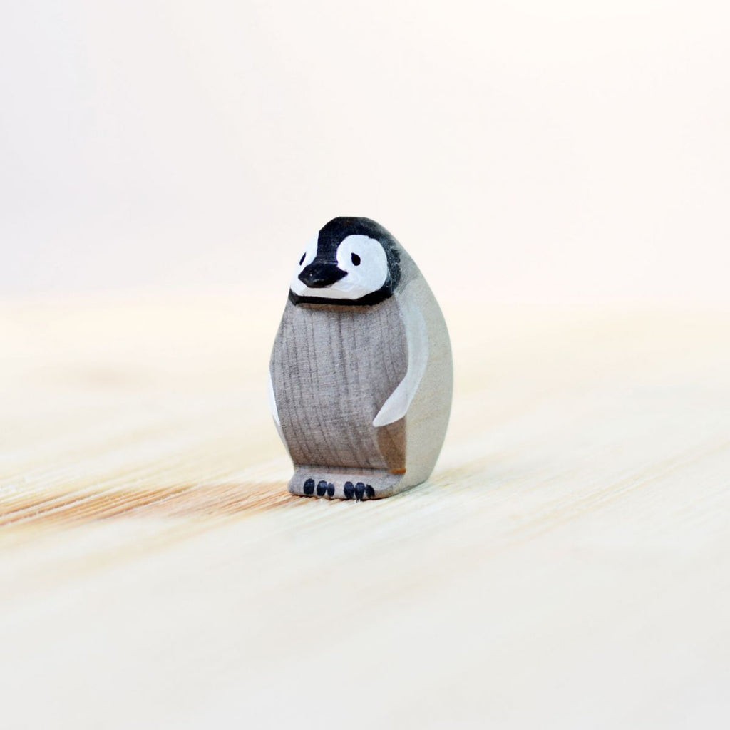 Cucciolo di Pinguino imperiale in legno Bumbutoys - Shop Millemamme